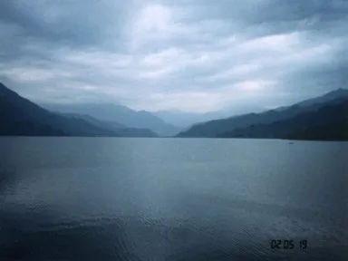 ポカラのフェワ湖と山々の景色