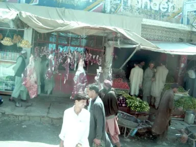 ラーワルピンディの活気ある肉屋と八百屋
