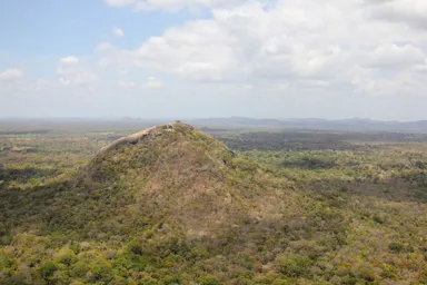 シーギリヤ・ロックの頂上から見えるすぐ隣にある大きな丘みたいな山