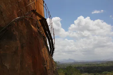 シーギリヤ・ロックの崖に伸びる壊れかけた昔の鉄の道の光景