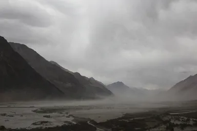 トゥルトゥクへ向かう道の雲と風で砂が舞い上がる様子