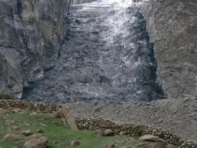 フンザのウルタル渓谷の真っ黒なウルタル氷河