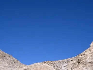 パスーのユンズバレーの山と真っ青な空