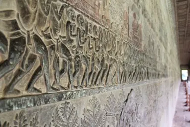 アンコールワットの第一回廊に描かれた壮大な物語のレリーフ
