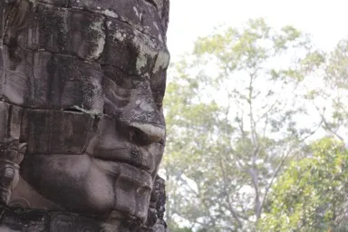 バイヨンの世界を見守るような表情の顔だけの巨大仏像