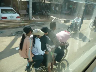 ホンダカブに5人乗る驚きの光景