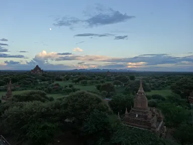 一番星とバガンのシュエサンドー・パヤーの仏塔
