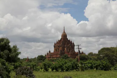 芸術的なティーローミィンロー寺院の仏塔が現れるバガンの圧巻の風景