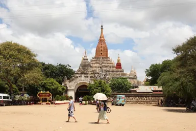 バガンのアーナンダー寺院の白い土台にレンガの仏塔がのった色も形も美しい仏塔