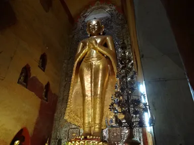 バガンのアーナンダー寺院の金色でマントを羽織ったヒーローのように見える仏像