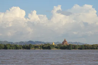 船から眺める森とバガンの仏塔の光景