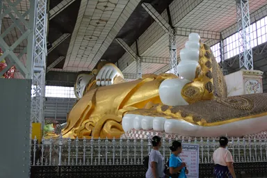 バゴーのシュエターリャウン寝仏の金色の足裏をした巨大寝釈迦