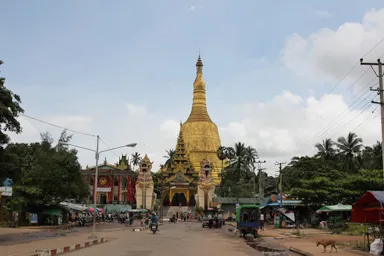 バゴーのシュエモードー・パヤーの金色の巨大仏塔と巨大な獅子像が迎える寺の見どころ