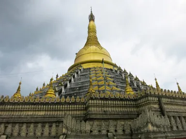 バゴーのマハーゼディーパヤーの黒い仏塔の上に金の仏塔が立つ姿