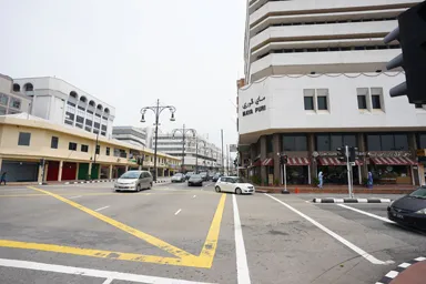 ブルネイの首都は東南アジアらしさとは異なる車も人も少ない街の風景