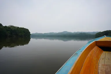 ブルネイの波のない川の水面を高速で滑るボート