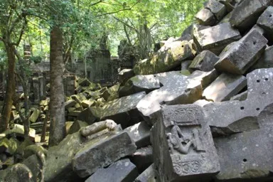 ベンメリアの貴重な遺跡のレリーフ付きの石がゴロゴロ転がる