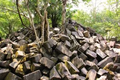 ベンメリアの建物の一部だった同じ大きさの石が山のように積み上がって崩れた様子