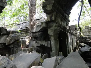 崩れた遺跡を乗り越えて進むアスレチックのようなベンメリア