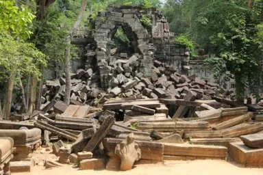 ベンメリアの崩れかけた遺跡と自然の融合