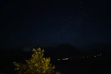 早朝の朝日を見るツアーの車のライトが列になる