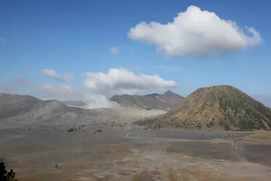 ガスを噴き出すブロモ山ときれいな三角のバトッ山の雄大な景色