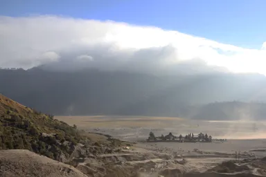遠くで雲がダイナミックに山を覆う