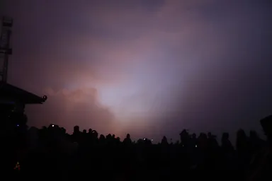 ブナンジャカン山の朝日のビューポイントは雲の中