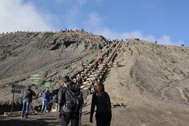 ブロモ山直下の最後の階段