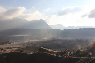 朝日が照らし出すブロモ山の登山道