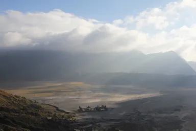 ブロモ山から見下ろすカルデラの神秘的な風景