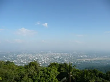 タイ第2の都市チェンマイのビルの少ない落ち着いた街並み