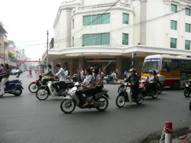 ハノイの大量のバイクが行き交うベトナムの街の様子