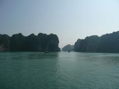 ハロン湾の侵入を拒むようにそびえる岩壁