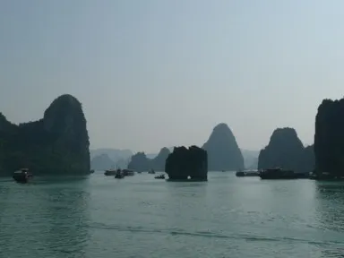 ハロン湾の奇岩が海上に浮かぶ幻想的な景観