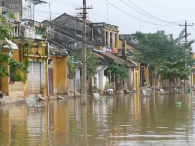 浸水したホイアンの町で水面から顔を出すベンチが船の道しるべ
