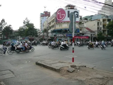 ホーチミンの交差点で大量のバイクが行き交う街の様子