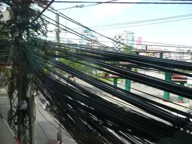 景色をふさぐほど大量の電線の束がベトナムっぽさ
