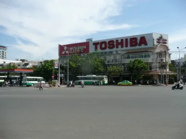ホーチミンの交差点で見つけた三菱と東芝の巨大な看板