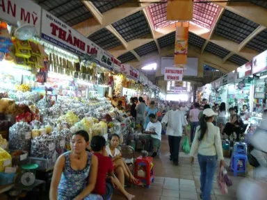 ホーチミンのベンタイン市場に並ぶフルーツを売る店や香水を売る店の景色