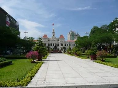 サイゴンの面影を少しだけ残すホーチミン市人民委員会の風景