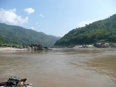 メコン川の狭い水路を高速で進むスリル満点の航路の光景