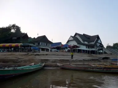 タイとラオスの国境越えの小さな船が出るメコン川のバク国際港の風景