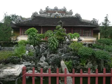 フエの王宮の中国風の建物と岩で山が造られた庭園