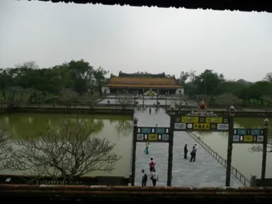 中国の紫禁城と似たつくりの堀と門と建物があるフエ王宮の光景