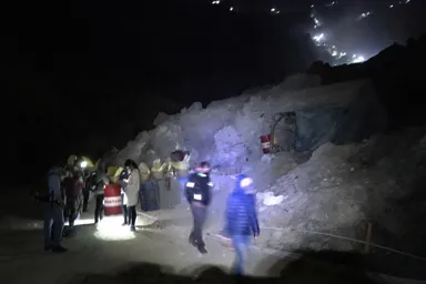 ガスマスクを装着したイジェン山の登山者
