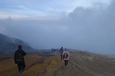 イジェン山の青空の下は濃い火山ガスが覆う姿