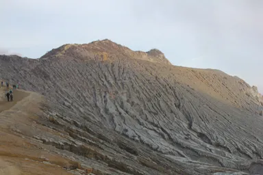 イジェン山の白い溝がいくつも入る見たことのない山の斜面