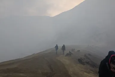 イジェン山の山頂の白い霧は雲ではなく火山ガスの景色
