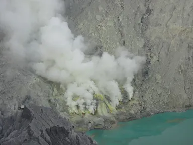 イジェン山の大地からモクモクと勢いよく白い火山ガスが噴出する様子